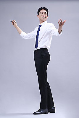 포토 JPG 스튜디오촬영 전신 응시 남자 회색배경 팔벌리기 한명 서기 미소 들기 정장 손짓 20대 성인 옆모습 비즈니스라이프 볼펜 손들기 한국인 비즈니스맨 발표 성인남자한명만 국내포토 1 라이프스타일 시선 옷 뷰포인트 백그라운드 비즈니스 모션 실내 표정 사람 동양인 청년 펜 회색 직장인 남자한명만 성인남자만 파일형식