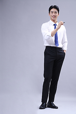 포토 JPG 스튜디오촬영 전신 응시 남자 회색배경 한명 서기 미소 들기 정장 20대 성인 앞모습 비즈니스라이프 볼펜 한국인 비즈니스맨 발표 주머니손 성인남자한명만 국내포토 1 라이프스타일 시선 옷 뷰포인트 백그라운드 비즈니스 모션 실내 표정 사람 동양인 청년 펜 회색 직장인 남자한명만 성인남자만 파일형식