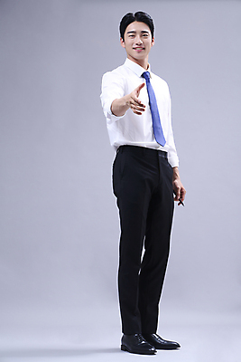 포토 JPG 스튜디오촬영 전신 남자 회색배경 한명 서기 미소 들기 정장 20대 성인 옆모습 비즈니스라이프 볼펜 한국인 비즈니스맨 손내밀기 성인남자한명만 국내포토 1 라이프스타일 옷 뷰포인트 백그라운드 비즈니스 모션 실내 표정 사람 동양인 손짓 청년 펜 회색 직장인 남자한명만 성인남자만 파일형식