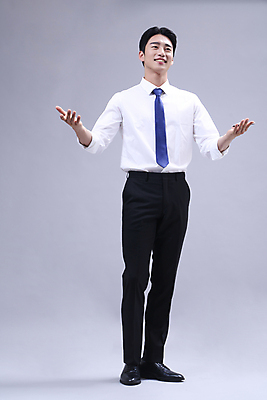 포토 JPG 스튜디오촬영 전신 응시 남자 회색배경 팔벌리기 한명 서기 미소 정장 20대 성인 앞모습 비즈니스라이프 손들기 한국인 올려보기 비즈니스맨 성인남자한명만 국내포토 1 라이프스타일 시선 옷 뷰포인트 백그라운드 비즈니스 모션 실내 표정 사람 동양인 청년 회색 직장인 남자한명만 성인남자만 파일형식