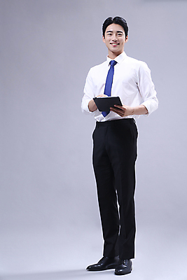 포토 JPG 스튜디오촬영 전신 남자 회색배경 한명 서기 미소 들기 정장 20대 성인 앞모습 비즈니스라이프 태블릿 한국인 비즈니스맨 열정 성인남자한명만 국내포토 1 라이프스타일 옷 감정 뷰포인트 백그라운드 비즈니스 모션 실내 표정 사람 동양인 청년 전자제품 스마트기기 회색 직장인 남자한명만 성인남자만 파일형식