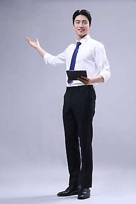 포토 JPG 스튜디오촬영 전신 남자 회색배경 한명 서기 정장 20대 성인 옆모습 비즈니스라이프 손들기 한국인 비즈니스맨 성인남자한명만 국내포토 1 라이프스타일 옷 뷰포인트 백그라운드 비즈니스 모션 실내 사람 동양인 청년 회색 직장인 남자한명만 성인남자만 파일형식