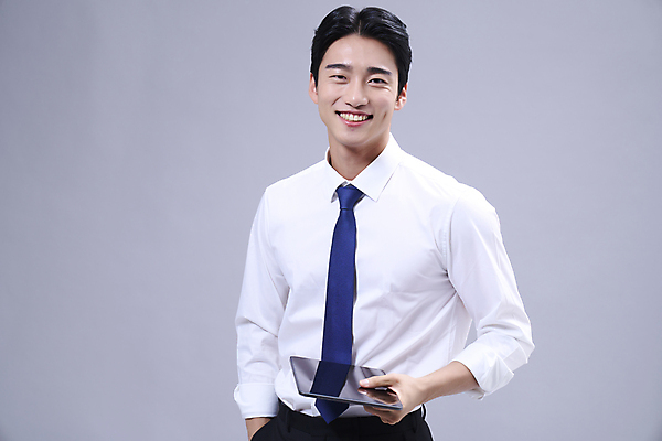 포토 JPG 스튜디오촬영 응시 남자 회색배경 한명 서기 미소 들기 정장 상반신 20대 성인 앞모습 비즈니스라이프 태블릿 한국인 비즈니스맨 주머니손 성인남자한명만 국내포토 1 라이프스타일 시선 옷 뷰포인트 백그라운드 비즈니스 모션 실내 표정 사람 동양인 청년 전자제품 스마트기기 회색 직장인 남자한명만 성인남자만 파일형식