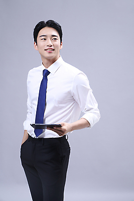 포토 JPG 스튜디오촬영 응시 남자 회색배경 한명 서기 미소 들기 정장 상반신 20대 성인 옆모습 비즈니스라이프 태블릿 한국인 비즈니스맨 주머니손 성인남자한명만 국내포토 1 라이프스타일 시선 옷 뷰포인트 백그라운드 비즈니스 모션 실내 표정 사람 동양인 청년 전자제품 스마트기기 회색 직장인 남자한명만 성인남자만 파일형식