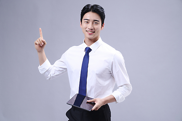 포토 JPG 스튜디오촬영 남자 회색배경 한명 서기 미소 들기 정장 손짓 상반신 20대 성인 앞모습 비즈니스라이프 태블릿 손들기 한국인 비즈니스맨 성인남자한명만 국내포토 1 라이프스타일 옷 뷰포인트 백그라운드 비즈니스 모션 실내 표정 사람 동양인 청년 전자제품 스마트기기 회색 직장인 남자한명만 성인남자만 파일형식