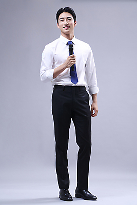 포토 JPG 스튜디오촬영 전신 응시 남자 회색배경 한명 서기 미소 들기 정장 20대 성인 앞모습 비즈니스라이프 한국인 비즈니스맨 마이크 성인남자한명만 국내포토 1 라이프스타일 시선 옷 뷰포인트 음향기기 백그라운드 비즈니스 모션 실내 표정 사람 동양인 청년 회색 직장인 남자한명만 성인남자만 파일형식