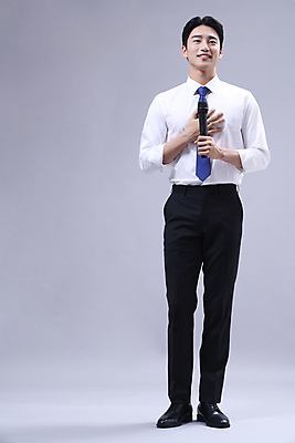 포토 JPG 스튜디오촬영 전신 응시 남자 회색배경 한명 서기 미소 들기 정장 20대 성인 앞모습 비즈니스라이프 한국인 비즈니스맨 발표 마이크 성인남자한명만 국내포토 1 라이프스타일 시선 옷 뷰포인트 음향기기 백그라운드 비즈니스 모션 실내 표정 사람 동양인 청년 회색 직장인 남자한명만 성인남자만 파일형식
