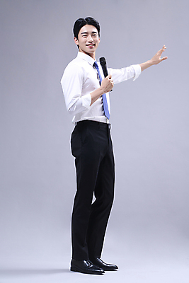 포토 JPG 스튜디오촬영 전신 응시 남자 회색배경 한명 서기 미소 들기 정장 20대 성인 옆모습 비즈니스라이프 한국인 비즈니스맨 발표 마이크 손뻗기 성인남자한명만 국내포토 1 라이프스타일 시선 옷 뷰포인트 음향기기 백그라운드 비즈니스 모션 실내 표정 사람 동양인 청년 회색 직장인 남자한명만 성인남자만 파일형식