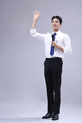 포토 JPG 스튜디오촬영 전신 응시 남자 회색배경 한명 서기 미소 들기 정장 20대 성인 앞모습 비즈니스라이프 손들기 한국인 비즈니스맨 발표 마이크 손인사 성인남자한명만 국내포토 1 라이프스타일 시선 옷 뷰포인트 음향기기 백그라운드 비즈니스 모션 실내 표정 사람 동양인 청년 회색 인사 직장인 남자한명만 성인남자만 파일형식