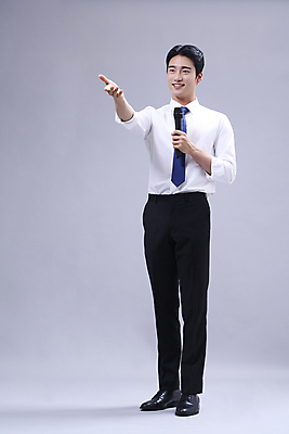 포토 JPG 스튜디오촬영 전신 응시 남자 회색배경 한명 서기 미소 들기 정장 20대 성인 앞모습 비즈니스라이프 손들기 한국인 가리킴 비즈니스맨 발표 마이크 성인남자한명만 국내포토 1 라이프스타일 시선 옷 뷰포인트 음향기기 백그라운드 비즈니스 모션 실내 표정 사람 동양인 손짓 청년 회색 직장인 남자한명만 성인남자만 파일형식