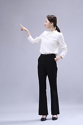 포토 JPG 스튜디오촬영 전신 응시 여자 회색배경 한명 서기 미소 정장 20대 성인 앞모습 비즈니스라이프 손들기 한국인 가리킴 비즈니스우먼 발표 주머니손 성인여자한명만 국내포토 1 라이프스타일 시선 옷 뷰포인트 백그라운드 비즈니스 모션 실내 표정 사람 동양인 손짓 청년 회색 직장인 여자한명만 성인여자만 파일형식
