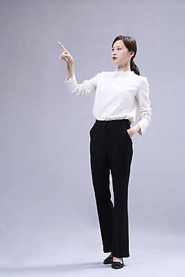 포토 JPG 스튜디오촬영 전신 응시 여자 회색배경 한명 서기 정장 20대 성인 앞모습 비즈니스라이프 손들기 한국인 가리킴 비즈니스우먼 주머니손 성인여자한명만 국내포토 1 라이프스타일 시선 옷 뷰포인트 백그라운드 비즈니스 모션 실내 사람 동양인 손짓 청년 회색 직장인 여자한명만 성인여자만 파일형식