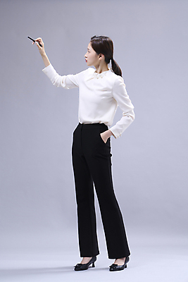 포토 JPG 스튜디오촬영 전신 응시 여자 회색배경 한명 서기 들기 정장 20대 성인 앞모습 비즈니스라이프 볼펜 한국인 비즈니스우먼 주머니손 성인여자한명만 국내포토 1 라이프스타일 시선 옷 뷰포인트 백그라운드 비즈니스 모션 실내 사람 동양인 청년 펜 회색 직장인 여자한명만 성인여자만 파일형식