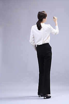 포토 JPG 스튜디오촬영 전신 여자 회색배경 한명 서기 들기 정장 20대 성인 뒷모습 비즈니스라이프 볼펜 한국인 비즈니스우먼 주머니손 성인여자한명만 국내포토 1 라이프스타일 옷 뷰포인트 백그라운드 비즈니스 모션 실내 사람 동양인 청년 펜 회색 직장인 여자한명만 성인여자만 파일형식