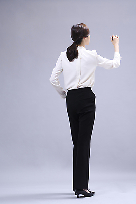 포토 JPG 스튜디오촬영 전신 여자 회색배경 한명 서기 들기 정장 20대 성인 뒷모습 비즈니스라이프 볼펜 한국인 비즈니스우먼 주머니손 성인여자한명만 국내포토 1 라이프스타일 옷 뷰포인트 백그라운드 비즈니스 모션 실내 사람 동양인 청년 펜 회색 직장인 여자한명만 성인여자만 파일형식