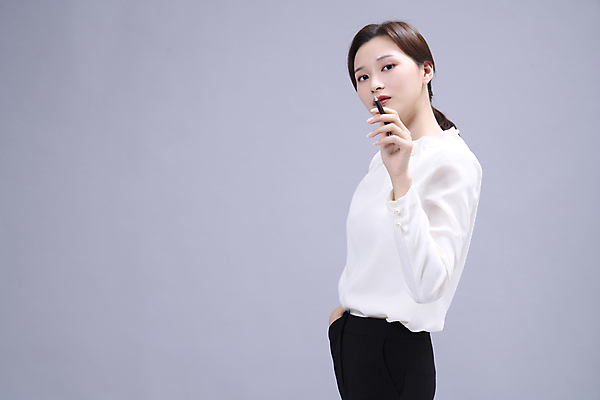 포토 JPG 스튜디오촬영 응시 여자 회색배경 한명 서기 들기 정장 상반신 20대 성인 옆모습 비즈니스라이프 볼펜 한국인 비즈니스우먼 주머니손 성인여자한명만 국내포토 1 라이프스타일 시선 옷 뷰포인트 백그라운드 비즈니스 모션 실내 사람 동양인 청년 펜 회색 직장인 여자한명만 성인여자만 파일형식