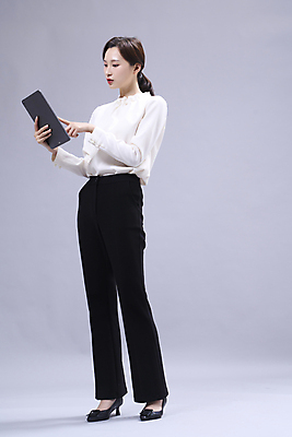 포토 JPG 스튜디오촬영 전신 응시 여자 회색배경 한명 서기 들기 정장 손짓 20대 성인 옆모습 비즈니스라이프 태블릿 터치 한국인 비즈니스우먼 성인여자한명만 국내포토 1 라이프스타일 시선 옷 뷰포인트 백그라운드 비즈니스 모션 실내 사람 동양인 청년 전자제품 스마트기기 회색 직장인 여자한명만 성인여자만 파일형식
