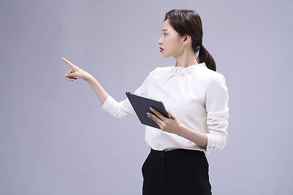 포토 JPG 스튜디오촬영 응시 여자 회색배경 한명 서기 들기 정장 상반신 20대 성인 옆모습 비즈니스라이프 태블릿 손들기 한국인 가리킴 비즈니스우먼 발표 성인여자한명만 국내포토 1 라이프스타일 시선 옷 뷰포인트 백그라운드 비즈니스 모션 실내 사람 동양인 손짓 청년 전자제품 스마트기기 회색 직장인 여자한명만 성인여자만 파일형식