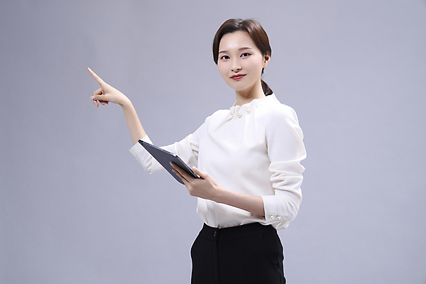포토 JPG 스튜디오촬영 응시 여자 회색배경 한명 들기 정장 상반신 20대 성인 옆모습 비즈니스라이프 태블릿 손들기 한국인 가리킴 비즈니스우먼 성인여자한명만 국내포토 1 라이프스타일 시선 옷 뷰포인트 백그라운드 비즈니스 모션 실내 사람 동양인 손짓 청년 전자제품 스마트기기 회색 직장인 여자한명만 성인여자만 파일형식
