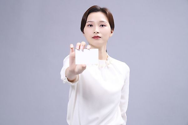 포토 JPG 스튜디오촬영 응시 여자 명함 회색배경 사각프레임 무표정 한명 들기 정장 상반신 20대 성인 앞모습 비즈니스라이프 한국인 비즈니스우먼 보여주기 성인여자한명만 국내포토 1 라이프스타일 시선 옷 감정 뷰포인트 백그라운드 비즈니스 모션 프레임 실내 표정 사람 동양인 청년 사각형 회색 직장인 여자한명만 성인여자만 파일형식