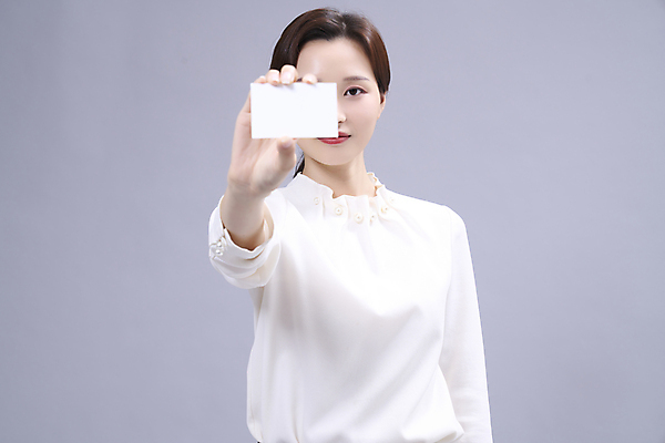 포토 JPG 스튜디오촬영 여자 명함 회색배경 사각프레임 한명 들기 정장 상반신 20대 성인 앞모습 비즈니스라이프 한국인 비즈니스우먼 보여주기 성인여자한명만 국내포토 1 라이프스타일 옷 뷰포인트 백그라운드 비즈니스 모션 프레임 실내 사람 동양인 청년 사각형 회색 직장인 여자한명만 성인여자만 파일형식