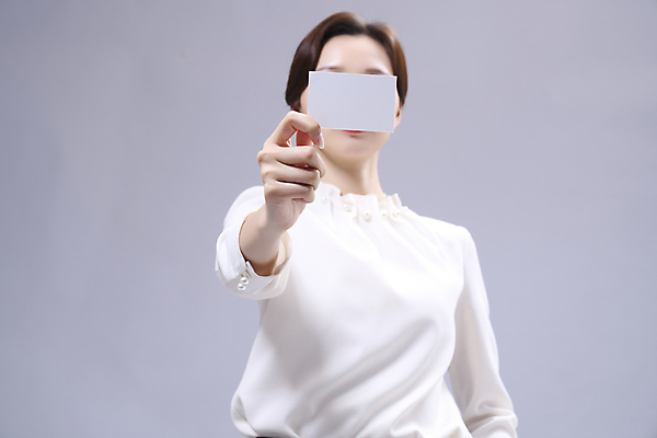 포토 JPG 스튜디오촬영 여자 명함 회색배경 사각프레임 한명 들기 정장 상반신 20대 성인 앞모습 비즈니스라이프 한국인 비즈니스우먼 보여주기 얼굴가리기 성인여자한명만 국내포토 1 라이프스타일 옷 뷰포인트 백그라운드 비즈니스 모션 프레임 실내 사람 동양인 청년 사각형 회색 가림 직장인 여자한명만 성인여자만 파일형식