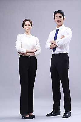 포토 JPG 스튜디오촬영 전신 응시 여자 남자 회색배경 미소 정장 20대 성인 두명 앞모습 옆모습 비즈니스라이프 팔짱 한국인 비즈니스맨 비즈니스우먼 성인만 국내포토 라이프스타일 시선 옷 뷰포인트 백그라운드 비즈니스 모션 실내 표정 사람 동양인 청년 회색 직장인 파일형식
