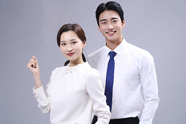 포토 JPG 스튜디오촬영 응시 여자 남자 회색배경 미소 정장 상반신 20대 성인 두명 앞모습 옆모습 비즈니스라이프 손들기 주먹 한국인 비즈니스맨 비즈니스우먼 성인만 국내포토 라이프스타일 시선 옷 뷰포인트 백그라운드 비즈니스 모션 실내 표정 사람 동양인 청년 회색 직장인 파일형식