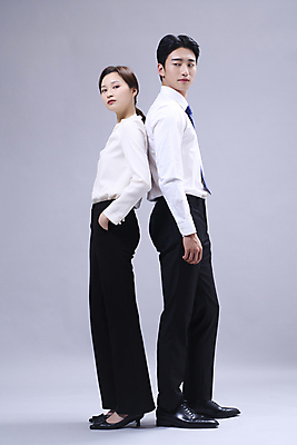 포토 JPG 스튜디오촬영 전신 응시 여자 남자 회색배경 정장 20대 성인 두명 옆모습 비즈니스라이프 한국인 등맞대기 비즈니스맨 비즈니스우먼 주머니손 성인만 국내포토 라이프스타일 시선 옷 뷰포인트 백그라운드 비즈니스 모션 실내 사람 동양인 청년 회색 직장인 파일형식