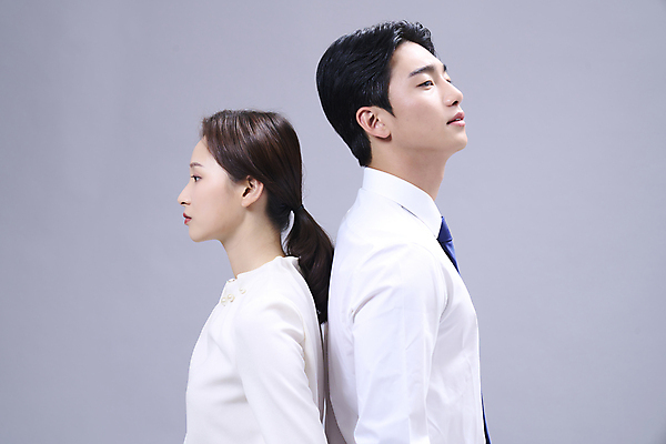 포토 JPG 스튜디오촬영 응시 여자 남자 회색배경 정장 상반신 20대 성인 두명 옆모습 비즈니스라이프 한국인 등맞대기 비즈니스맨 비즈니스우먼 성인만 국내포토 라이프스타일 시선 옷 뷰포인트 백그라운드 비즈니스 모션 실내 사람 동양인 청년 회색 직장인 파일형식