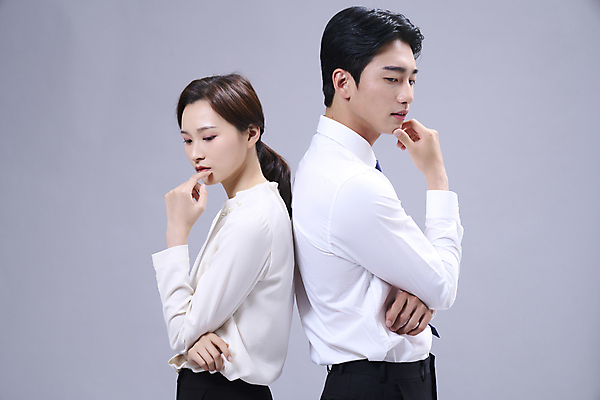 포토 JPG 스튜디오촬영 응시 여자 남자 회색배경 정장 상반신 20대 성인 두명 옆모습 비즈니스라이프 턱괴기 한국인 등맞대기 비즈니스맨 비즈니스우먼 고민 성인만 국내포토 라이프스타일 시선 옷 감정 뷰포인트 백그라운드 비즈니스 모션 실내 사람 동양인 청년 회색 직장인 파일형식