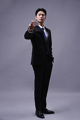 포토 JPG 스튜디오촬영 전신 응시 남자 명함 회색배경 사각프레임 한명 들기 정장 20대 성인 옆모습 비즈니스라이프 한국인 비즈니스맨 주머니손 열정 보여주기 성인남자한명만 국내포토 1 라이프스타일 시선 옷 감정 뷰포인트 백그라운드 비즈니스 모션 프레임 실내 사람 동양인 청년 사각형 회색 직장인 남자한명만 성인남자만 파일형식