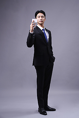 포토 JPG 스튜디오촬영 전신 응시 남자 명함 회색배경 사각프레임 한명 들기 정장 20대 성인 옆모습 비즈니스라이프 한국인 비즈니스맨 주머니손 보여주기 성인남자한명만 국내포토 1 라이프스타일 시선 옷 뷰포인트 백그라운드 비즈니스 모션 프레임 실내 사람 동양인 청년 사각형 회색 직장인 남자한명만 성인남자만 파일형식