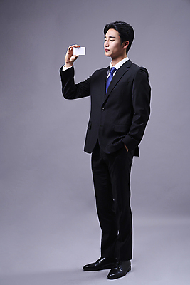 포토 JPG 스튜디오촬영 전신 응시 남자 명함 회색배경 사각프레임 한명 들기 정장 20대 성인 옆모습 비즈니스라이프 한국인 비즈니스맨 주머니손 보여주기 성인남자한명만 국내포토 1 라이프스타일 시선 옷 뷰포인트 백그라운드 비즈니스 모션 프레임 실내 사람 동양인 청년 사각형 회색 직장인 남자한명만 성인남자만 파일형식