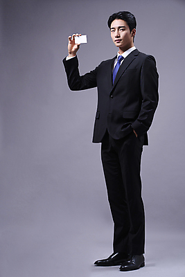 포토 JPG 스튜디오촬영 전신 응시 남자 명함 회색배경 사각프레임 한명 들기 정장 20대 성인 앞모습 비즈니스라이프 한국인 비즈니스맨 주머니손 보여주기 성인남자한명만 국내포토 1 라이프스타일 시선 옷 뷰포인트 백그라운드 비즈니스 모션 프레임 실내 사람 동양인 청년 사각형 회색 직장인 남자한명만 성인남자만 파일형식