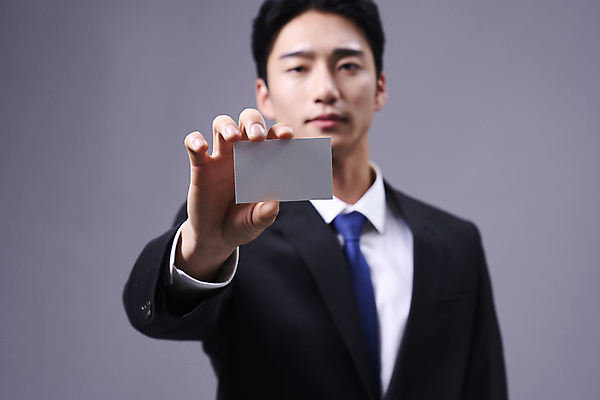 포토 JPG 스튜디오촬영 응시 남자 명함 회색배경 사각프레임 한명 들기 정장 상반신 20대 성인 앞모습 비즈니스라이프 한국인 비즈니스맨 보여주기 성인남자한명만 국내포토 1 라이프스타일 시선 옷 뷰포인트 백그라운드 비즈니스 모션 프레임 실내 사람 동양인 청년 사각형 회색 직장인 남자한명만 성인남자만 파일형식