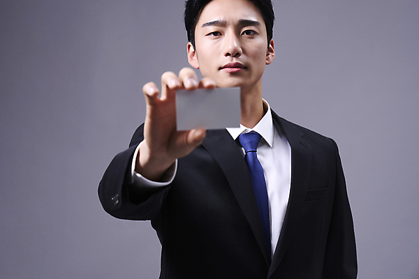 포토 JPG 스튜디오촬영 응시 남자 명함 회색배경 사각프레임 한명 들기 정장 상반신 20대 성인 앞모습 비즈니스라이프 한국인 비즈니스맨 보여주기 성인남자한명만 국내포토 1 라이프스타일 시선 옷 뷰포인트 백그라운드 비즈니스 모션 프레임 실내 사람 동양인 청년 사각형 회색 직장인 남자한명만 성인남자만 파일형식