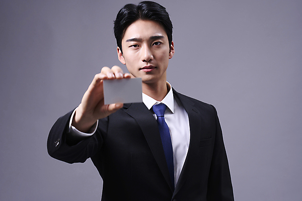 포토 JPG 스튜디오촬영 응시 남자 명함 회색배경 사각프레임 한명 들기 정장 상반신 20대 성인 앞모습 비즈니스라이프 한국인 비즈니스맨 보여주기 성인남자한명만 국내포토 1 라이프스타일 시선 옷 뷰포인트 백그라운드 비즈니스 모션 프레임 실내 사람 동양인 청년 사각형 회색 직장인 남자한명만 성인남자만 파일형식
