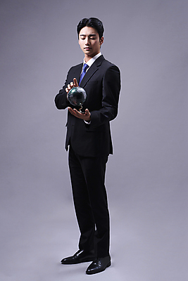 포토 JPG 스튜디오촬영 전신 응시 남자 회색배경 한명 들기 정장 20대 성인 옆모습 비즈니스라이프 지구본 한국인 비즈니스맨 성인남자한명만 국내포토 1 라이프스타일 시선 옷 뷰포인트 백그라운드 비즈니스 모션 실내 사람 동양인 청년 회색 직장인 남자한명만 성인남자만 파일형식