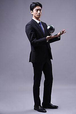 포토 JPG 스튜디오촬영 전신 응시 남자 회색배경 한명 들기 정장 20대 성인 옆모습 비즈니스라이프 지구본 손들기 한국인 비즈니스맨 성인남자한명만 국내포토 1 라이프스타일 시선 옷 뷰포인트 백그라운드 비즈니스 모션 실내 사람 동양인 청년 회색 직장인 남자한명만 성인남자만 파일형식