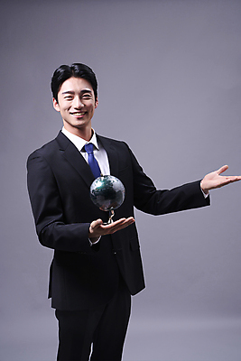 포토 JPG 스튜디오촬영 응시 남자 회색배경 한명 들기 정장 상반신 20대 성인 앞모습 비즈니스라이프 지구본 손들기 한국인 비즈니스맨 성인남자한명만 국내포토 1 라이프스타일 시선 옷 뷰포인트 백그라운드 비즈니스 모션 실내 사람 동양인 청년 회색 직장인 남자한명만 성인남자만 파일형식