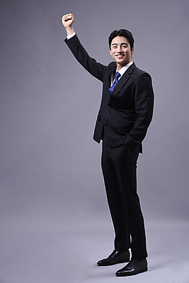 포토 JPG 스튜디오촬영 전신 응시 남자 회색배경 한명 미소 정장 20대 성인 옆모습 비즈니스라이프 손들기 주먹 한국인 비즈니스맨 주머니손 성인남자한명만 국내포토 1 라이프스타일 시선 옷 뷰포인트 백그라운드 비즈니스 모션 실내 표정 사람 동양인 청년 회색 직장인 남자한명만 성인남자만 파일형식
