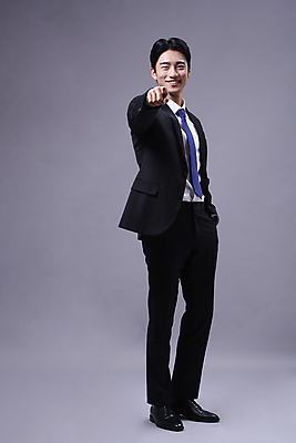 포토 JPG 스튜디오촬영 전신 응시 남자 회색배경 한명 미소 정장 20대 성인 옆모습 비즈니스라이프 손들기 한국인 가리킴 비즈니스맨 주머니손 성인남자한명만 국내포토 1 라이프스타일 시선 옷 뷰포인트 백그라운드 비즈니스 모션 실내 표정 사람 동양인 손짓 청년 회색 직장인 남자한명만 성인남자만 파일형식