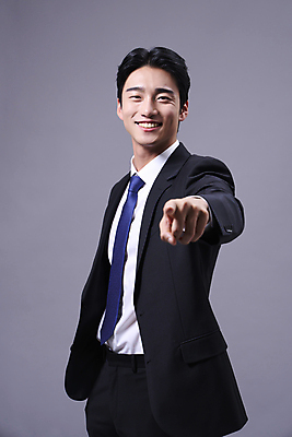 포토 JPG 스튜디오촬영 응시 남자 회색배경 한명 미소 웃음 정장 상반신 20대 성인 옆모습 비즈니스라이프 손들기 한국인 가리킴 비즈니스맨 성인남자한명만 국내포토 1 라이프스타일 시선 옷 뷰포인트 백그라운드 비즈니스 모션 실내 표정 사람 동양인 손짓 청년 회색 직장인 남자한명만 성인남자만 파일형식