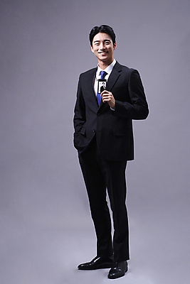 포토 JPG 스튜디오촬영 전신 응시 남자 회색배경 한명 미소 들기 정장 20대 성인 앞모습 비즈니스라이프 한국인 비즈니스맨 주머니손 사원증 성인남자한명만 국내포토 1 라이프스타일 시선 옷 뷰포인트 백그라운드 비즈니스 모션 실내 표정 사람 동양인 청년 회색 직장인 남자한명만 성인남자만 파일형식