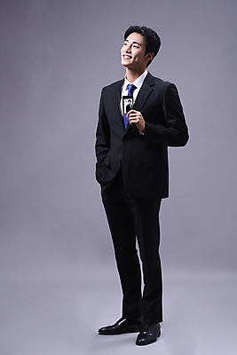 포토 JPG 스튜디오촬영 전신 응시 남자 회색배경 한명 미소 들기 정장 20대 성인 앞모습 비즈니스라이프 한국인 올려보기 비즈니스맨 주머니손 사원증 성인남자한명만 국내포토 1 라이프스타일 시선 옷 뷰포인트 백그라운드 비즈니스 모션 실내 표정 사람 동양인 청년 회색 직장인 남자한명만 성인남자만 파일형식