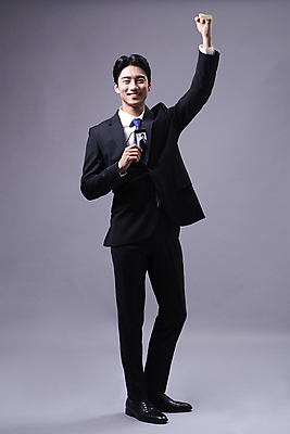 포토 JPG 스튜디오촬영 전신 응시 남자 회색배경 한명 미소 들기 정장 20대 성인 앞모습 비즈니스라이프 손들기 주먹 한국인 비즈니스맨 사원증 성인남자한명만 국내포토 1 라이프스타일 시선 옷 뷰포인트 백그라운드 비즈니스 모션 실내 표정 사람 동양인 청년 회색 직장인 남자한명만 성인남자만 파일형식