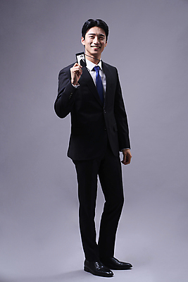 포토 JPG 스튜디오촬영 전신 응시 남자 회색배경 한명 미소 들기 정장 20대 성인 옆모습 비즈니스라이프 한국인 비즈니스맨 보여주기 사원증 성인남자한명만 국내포토 1 라이프스타일 시선 옷 뷰포인트 백그라운드 비즈니스 모션 실내 표정 사람 동양인 청년 회색 직장인 남자한명만 성인남자만 파일형식
