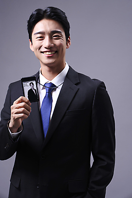 포토 JPG 스튜디오촬영 응시 남자 회색배경 한명 미소 웃음 들기 정장 상반신 20대 성인 앞모습 비즈니스라이프 한국인 비즈니스맨 주머니손 보여주기 사원증 성인남자한명만 국내포토 1 라이프스타일 시선 옷 뷰포인트 백그라운드 비즈니스 모션 실내 표정 사람 동양인 청년 회색 직장인 남자한명만 성인남자만 파일형식