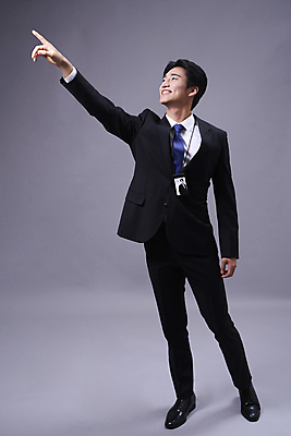 포토 JPG 스튜디오촬영 전신 응시 남자 회색배경 한명 미소 정장 20대 성인 앞모습 비즈니스라이프 손들기 한국인 가리킴 비즈니스맨 성인남자한명만 국내포토 1 라이프스타일 시선 옷 뷰포인트 백그라운드 비즈니스 모션 실내 표정 사람 동양인 손짓 청년 회색 직장인 남자한명만 성인남자만 파일형식